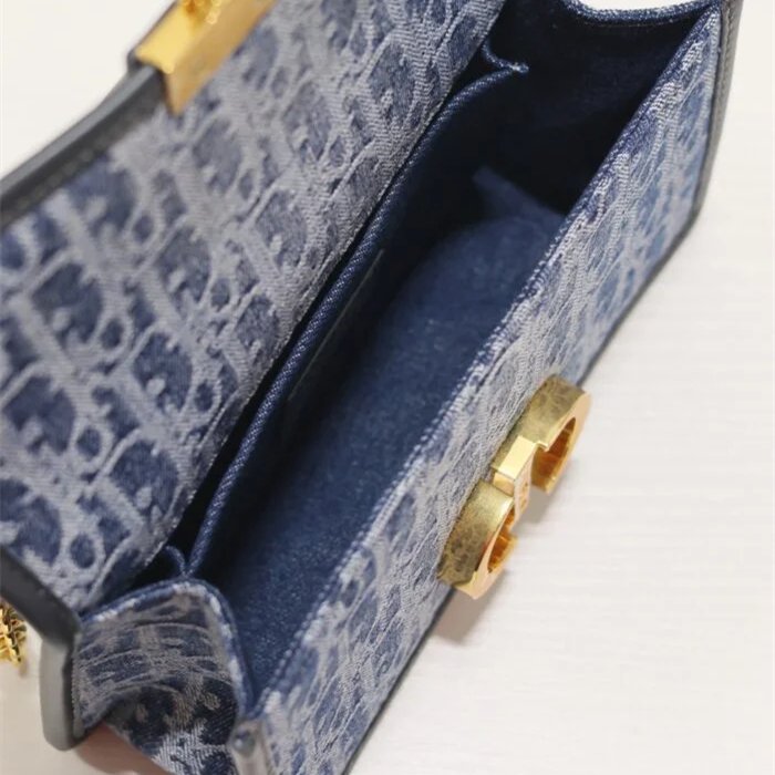 Bag with Chain C557888