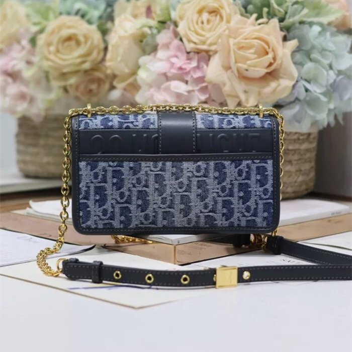 Bag with Chain C557888