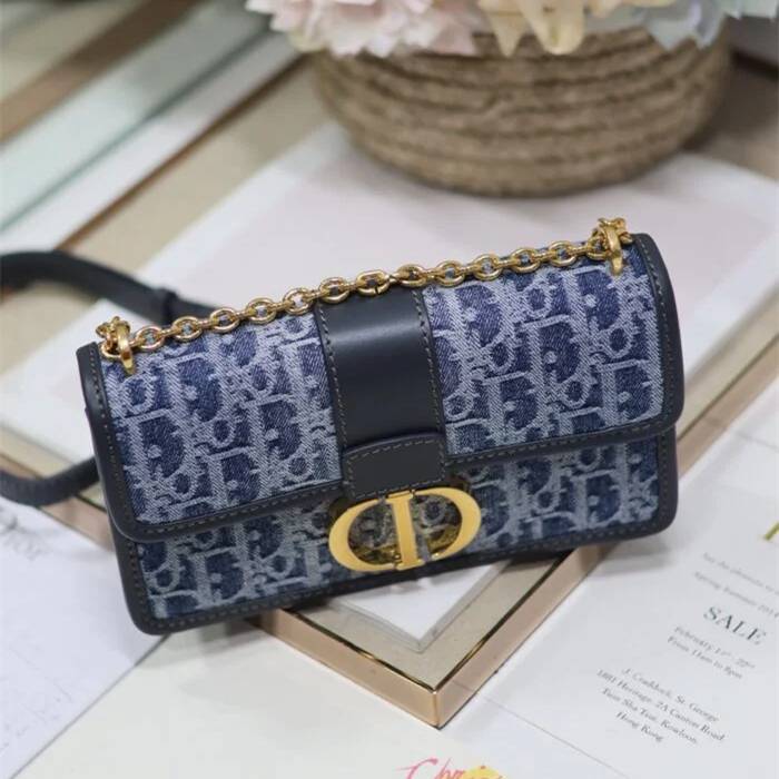 Bag with Chain C557888