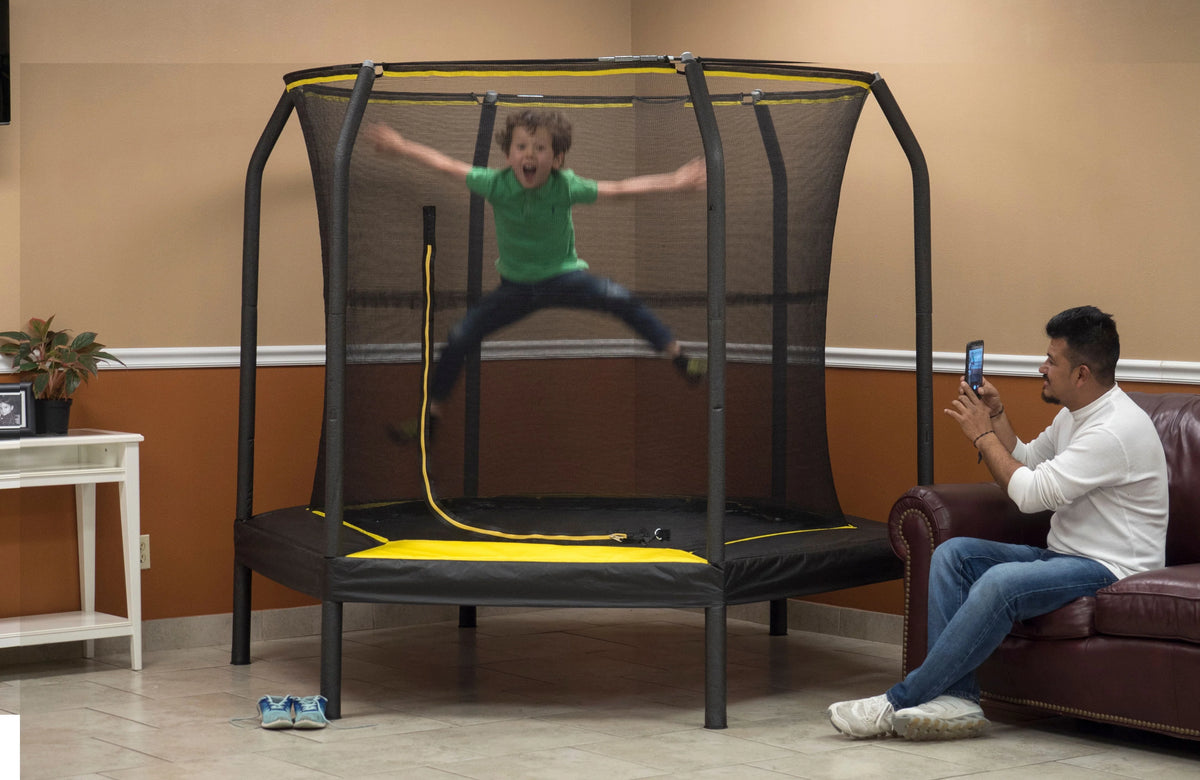 7.5-Foot Trampoline with Enclosure S815