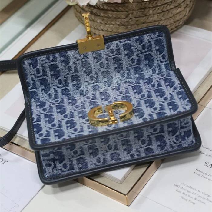 Bag with Chain C557888